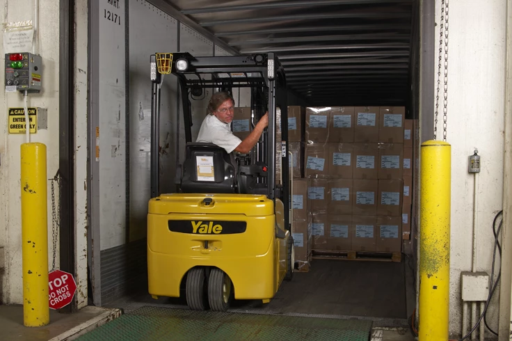 Energy efficient three wheel electric counterbalance forklift | Yale ERP030-040VT 